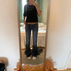 Blå bootcut jeans - Säljer ett par snygga blå Lågmidjade bootcut jeans. De är lågmidjade och fickor  med knappar. Inga defekter! Skriv om du har mer frågor❤️storlek 28/32 inerbenslängd 75 midjemått 38