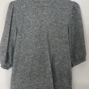 Grå tröja från 157💗 - Grå topp i Strl L men passar mig som har XS/S❤️ tröjan har ett mjukt material och säljer vidare eftersom jag ej använder den❤️