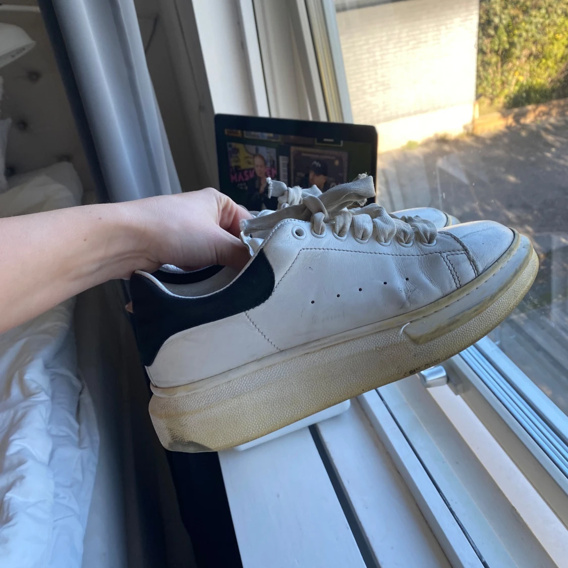 Vita sneakers från Alexander McQueen