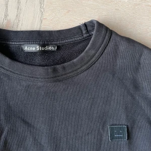 svart acne tjocktröja - Manlig storlek XS. Lite stor på mig (kvinna S). 
