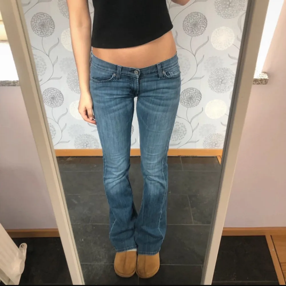 Jättefina jeans från 7 for all mankind💕midjemått 80cm innerbenslängd 84 cm😇 . Jeans & Byxor.