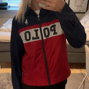 ralph lauren jacka - jättefin ralph lauren vidjacka som även tål regn, rätt tunn så passar bäst till sommar/vår. passar xs/s o 10/10 i nyskick. köpt för ungefär 8-900kr. (säljs inte längre)