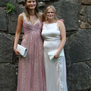 Balklänning  - Den rosaglittriga perfekta balklänningen med fina detaljer i fronten och baktill. Insydd bh skulle uppskatta den till 75B/A. Klänningen passar dig som är längre och i storlek S. Special sydd