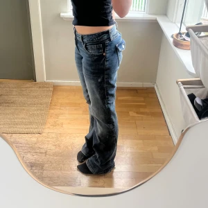 Lågmidjade bootcut jeans  - Säljer dessa Lågmidjade bootcut jeans från hm, knappt använda i topp skick! Är i storlek 38 men passar mig som vanligtvis har 34/36