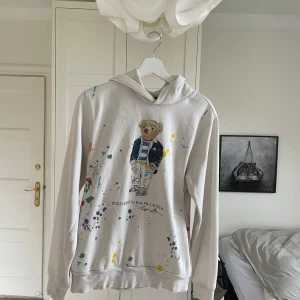Ralph lauren hoodie - Tjena säljer min Ralph lauren hoodie då jag vill köpa något nytt.🤩 Köpte den för två år sedan i Paris för 2700kr och säljer för bara 799.👏 Tröjan är i fint skick men den är ganska använd.🍾🌟 Hojta till om några funderingar/ Vilgot!🤩
