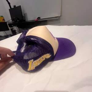 Lakers Keps - Denna keps är i topp skick, inte smutsig och knappast använd. Köpt för 599 och säljs för 179. 