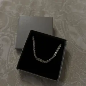 Säljer nu ett halsband som är äkta silver. Den är helt ny från guldfynd och kommer tyvärr inte till användning!