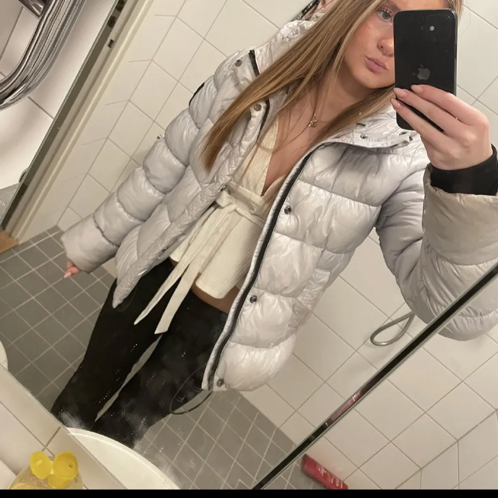 vinterjacka från superdry! pris kan såklart  diskuteras💞köpt för 1500🥰. Jackor.