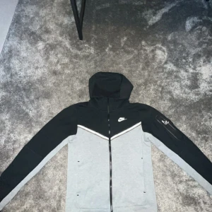 Nike tech fleece svart grå - Diskutera pris privat  