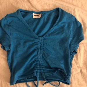 Blå t-shirt från veromoda! - Säljer denna blåa t-shirt med en fin snörnings detalj! Märket är noisymay men tröjan är köpt på veromoda!💖💖 strlk s och har inga defekter. Köparen står för frakt❤️ TRYCK EJ PÅ KÖP NU