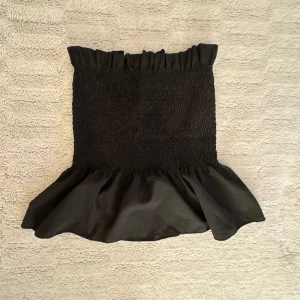 Volang tube topp - Svart tube topp med volanger i strl XS/S, aldrig använd!!💫