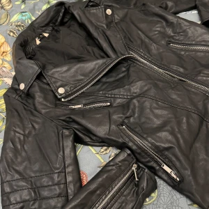 Jacka  - Skinjacka från Cubus som knappt använt 