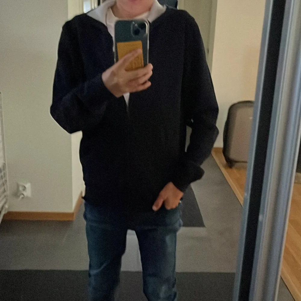 Bra skick och sitter väldigt bra. Hoodies.