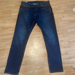Mörkblå jeans från Pepe Jeans - Säljer ett par snygga mörkblå jeans från Pepe Jeans. Sparsamt använda, skick 9/10 inga defekter, pris kan diskuteras