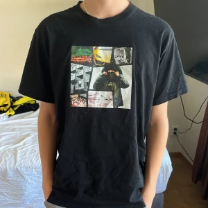 Einar T shirt - Säljer en limited edition einar tröja som är i strl M och är i 8/10 skick modellen är 173, hugget är inte i sten, Dma om du har några frågor🙌