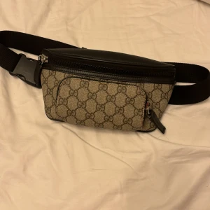 Gucci magväska - Skicket på väskan 8/10 använd den ett tag men har vuxit ur denna stil.