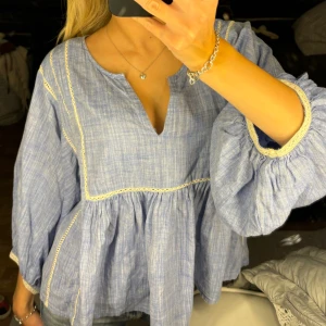 Super söt blus - Jätte fin ljusblå blus med söta detaljer!💕