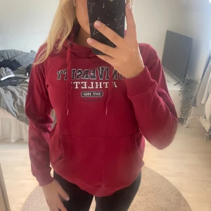 Hoodie - Jätteskön gosig röd-vinröd hoodie. Knappt använd.