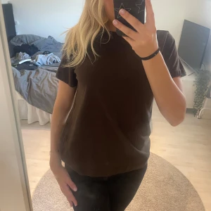 Brun t-shirt - Fin brun t-shirt som endast använda ett fåtal gånger, väldigt skön och mjuk.