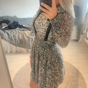 Söt klänning - Jättefin klänning som slutar strax över knäna. Aldrig använd! 