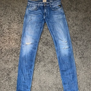 Replay Anbass - Tjena! Säljer ett riktigt feta replay anbass i storlek 32. Riktigt fint skick! Passar om du är ca 177-186. 😃nypris runt 1400 Priset går att diskutera vid snabb affär!