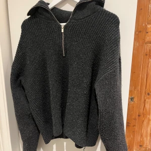 Stickad tröja - Säljer denna fina stickade tröja från bikbok. Skriv för fler bilder eller frågor!💕