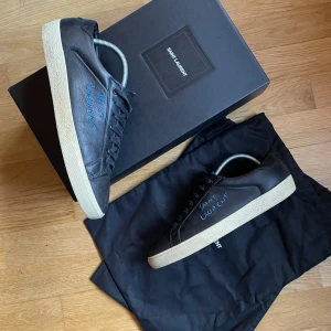Saint Laurent skor - Saint Laurent court skor Medföljer original box och dampåsar 