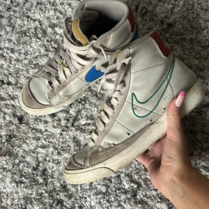 nike blazers - dessa va seriöst de coooolaste skorna jag nånsin ägt så de e inte i toppklass skick men jag tror med lite kärlek kan de gå, billigare pris går vid snabb affär 