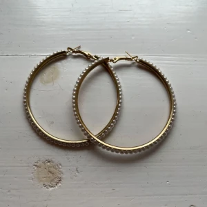 Örhängen - säljer dessa örhängen då jag aldrig använt de då guld inte är min färg.  Örhänge med pälor:30kr (köpt ur&penn) Övriga örhängen:10kr/st Allt tillsammans: 50kr  