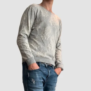 J. Lindeberg tröja  - Riktigt ball Grå/vit mönstrad tröja från J. Lindeberg i storlek S men sitter mer som M.  Skick 9/10 inga defekter, på bilderna är det lite viksträck men självklart stryks den vid försäljning så försvinner dem! Använd Max 3 gånger   Vid frågor DMa mig