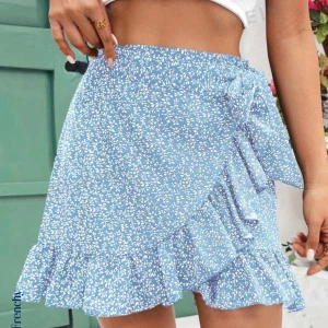 Sommrig kjol - Super din sommeig kjol. Den ser ut som första bilden bara att den är åt det lite mer ”mörkare” hållet. Jag säljer den då jag inte har andvändning av den och har för mycket i min garderob. Jag säljer för 69 + pris!❤️