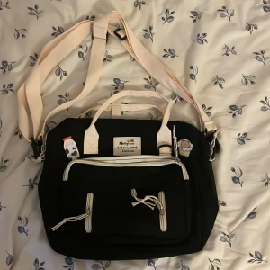 Söt väska💞 - Gullig medelstor väska! Jag har aldrig använt den ute faktiskt haha så den är i väldigt bra skick!💞💞