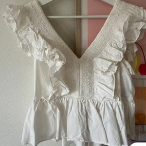 Hm blus - Supersöt vit blus från HM som är köpt här på plick. Använd 1 gång på grund av att det tyvärr inte var min smak💖