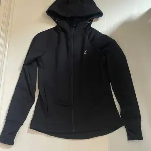 Säljer den svarta träning hoodie från stadium, lagom tunn o skönt material. Superfin skick, Strl XS. Org pris 399kr Priset kan diskuteras.