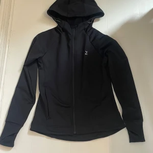Träning hoodie - Säljer den svarta träning hoodie från stadium, lagom tunn o skönt material. Superfin skick, Strl XS. Org pris 399kr Priset kan diskuteras.
