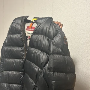 Säljer nu min Parajamper jacka som är använd en halv vinter! Den har inga skador då de blir ett bra skick! 😃 - Säljer nu min Parajamper jacka som är använd en halv vinter! Den har inga skador då de blir ett bra skick! 😃Den är i storlek L, men passar både L och M. Pris kan alltid disskuteras 