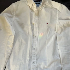 Helt oanvända skjortor  - Helt oanvönda skojigt. Vit skjorta Tommy Hillfinger storlek XS slimfit, 300kr. Grå/blå skjorta Jack & Jones storlek S, 250kr. 