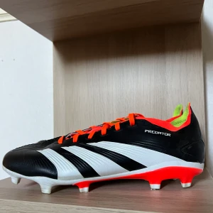 Adidas predator FG - Använd ca. 3 månader de ser inte helt nya ut men är väldigt bra skick och riktigt snygga pris går att diskutera och skriv vid frågor!