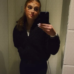 Teddy jacka - Säljer min sköna Teddy jacka ifrån H&M i storlek XS, sitter jätte skönt på å värmer jätte bra