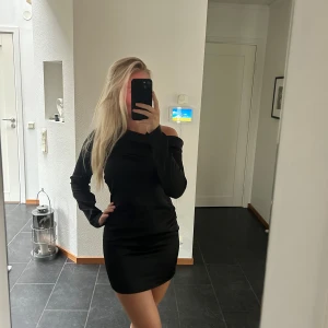 Svart klänning - Svart klänning i satin❤️