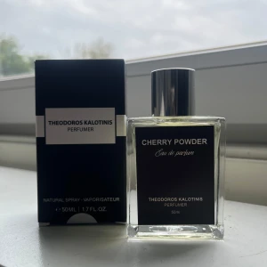 Theodoros Kalotinis Cherry Powder  - Cherry powder är en fin gourmand doft med noter av körsbär mjölk och macarons. Funkar perfekt året runt och full flaska, kommer även med box 
