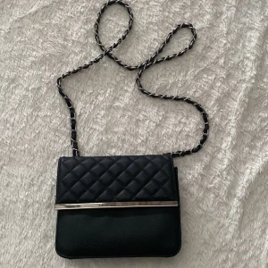 Axelrems väska - Söt svart axelremsväska med silver detaljer, knappt använd🖤
