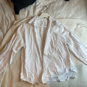 Vit skjorta - Aldrig använd. Storlek M, köparen står för frakten <3