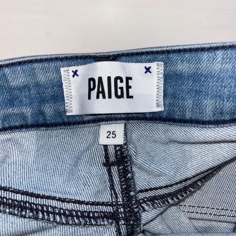 Paige är en premium jeans märke och som setts på många kändisar. Så som Harry Styles, Rosie huntington whiteley, Gwen Staffani, Jessica Biel, Jessica Alba m.m   Verdugo Ankle jeans från Paige  Köpta i LA för ca 3000 kr Storlek 25 Låg midja ankel lång. Jeans & Byxor.