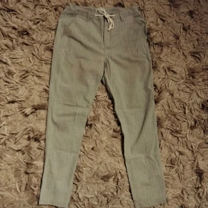 Gråa finbyxor/chinos - Gråa finbyxor/chinos. Bra skick och snygga.