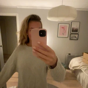 Stickad tröja zara  - Superfin och varm stickad tröja från Zara! Storlek m men passar mig som är i xs, den är liten i storleken! Skriv vid fler bilder🩷🩷