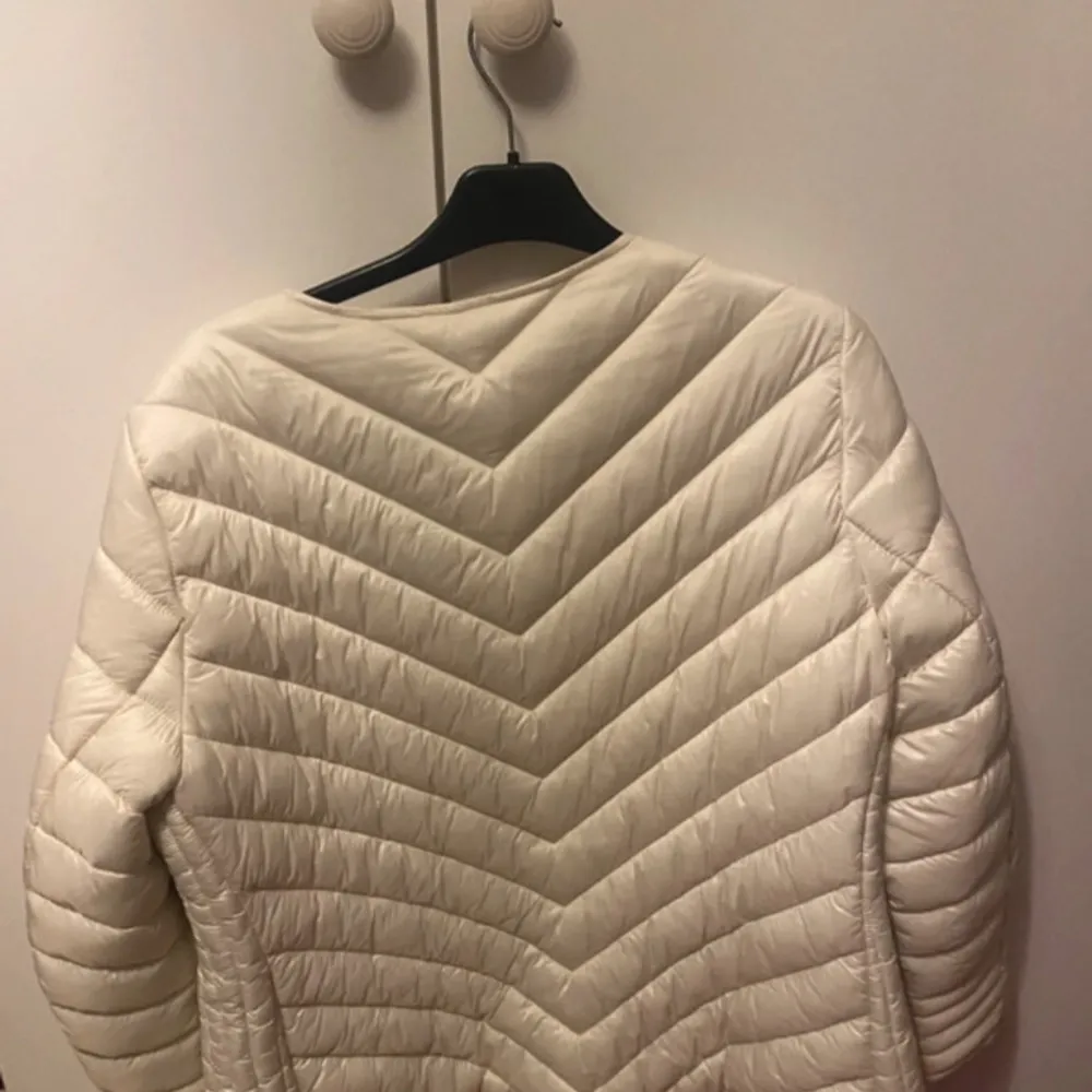 - cream white color - thrifted  - size 46, fits me well, I am size 38/40 on jackets - no noticeable flaws  - has a normal zipper  - small in size - worn once by me. Jackor.