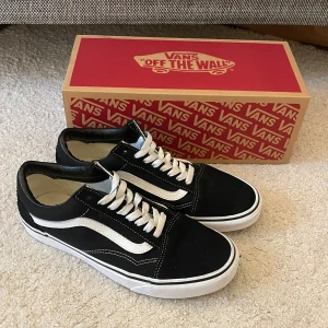 Vans - Vans i modellen old skool, storlek 39🤍 Använda fåtal ggr men är i fint skick! 