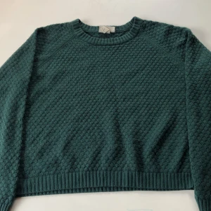 Stickad tröja - Okej skick, två små blå fläckar, mycket använd 