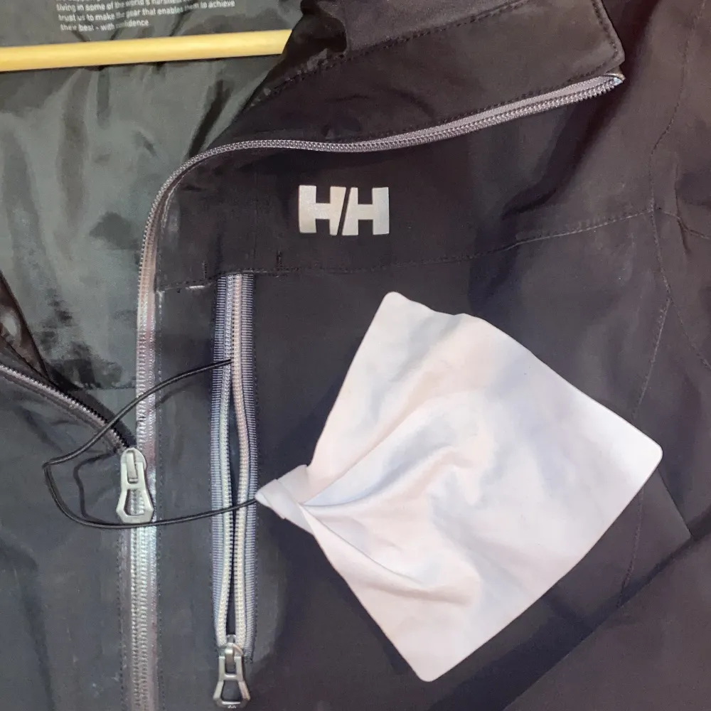 Grym helly hansen skidjacka, haft länge men är fortfarande i toppenskick, e osäker men antar S eller M, den har även snöskydd och glasögon puts (även helly tech), och den är väldigt resistant mot snö och vatten.  Pris går såklart att diskutera. Jackor.